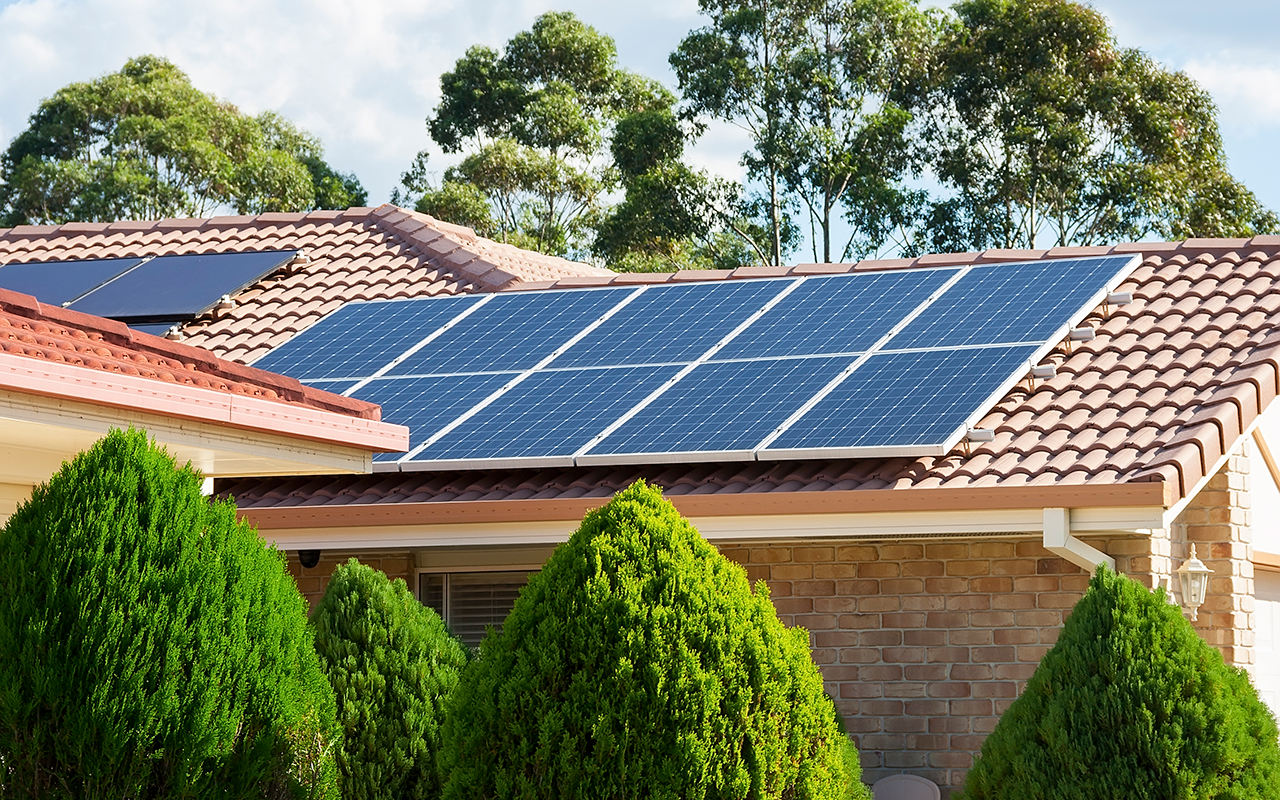 Conoce las ayudas públicas para instalar paneles fotovoltaicos en tu vivienda o negocio, así como las claves para pedirlas.