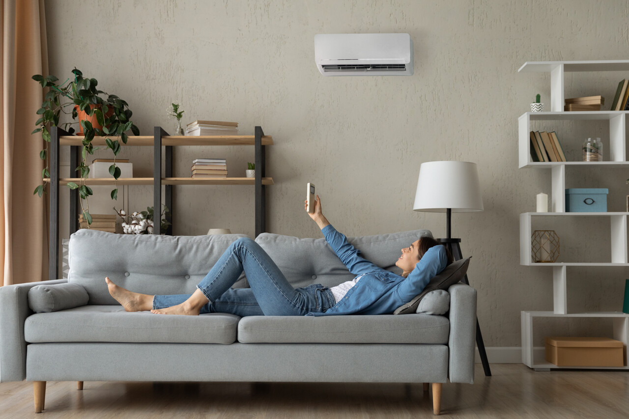 Instalación aire acondicionado: las claves La instalación aire acondicionado no es muy compleja y en algunos casos lo puede hacer cualquier persona, pero hay algunos aparatos que requieren de un profesional certificado, ya que una instalación errónea supone riesgos, como por ejemplo posibles fugas de gases que permiten su funcionamiento.