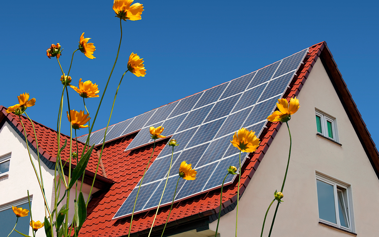 Un kit solar es el conjunto de elementos que necesitas para poner en tu vivienda o comercio una instalación fotovoltaica de autoconsumo.